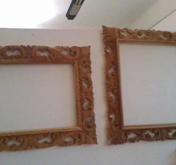 Cornici intagliate in legno dorato in stile antico Cornici intagliate in legno dorato in stile antico