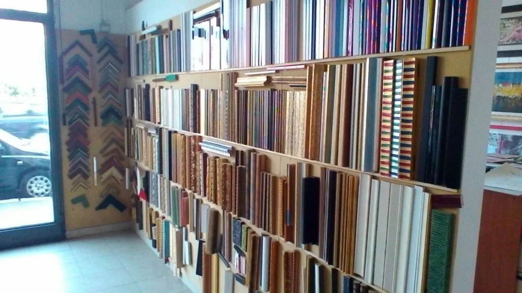 Interno del negozio GF Cornici con il campionario di aste
