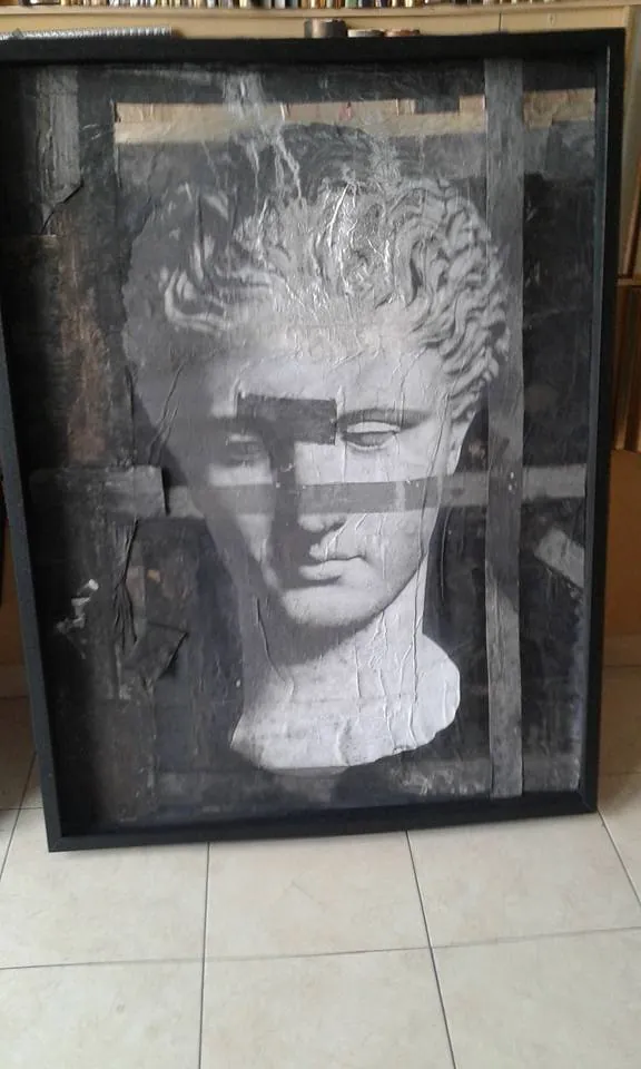 Quadro moderno con volto classico e cornice nera