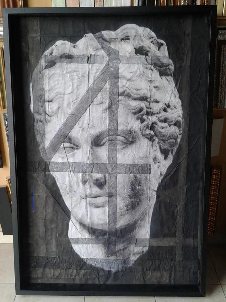 Quadro con scultura classica e cornice nera