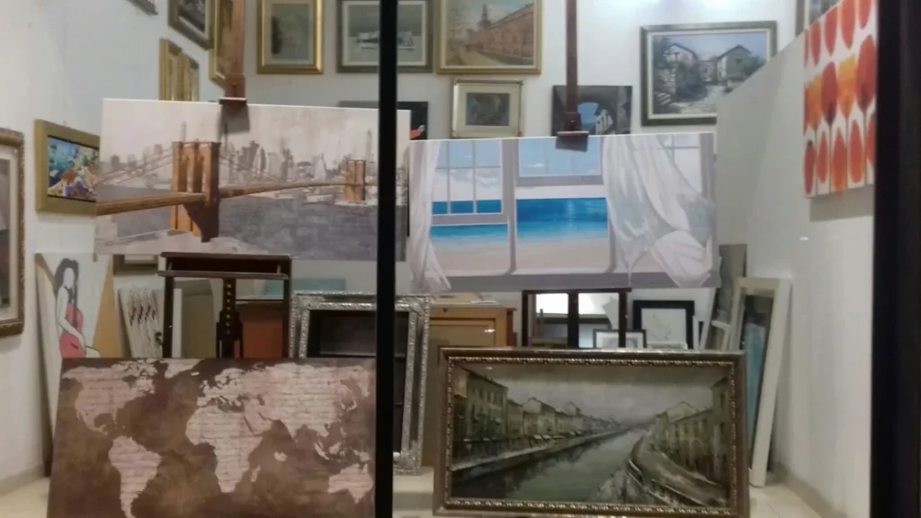 Esposizione di quadri nello showroom GF Cornici