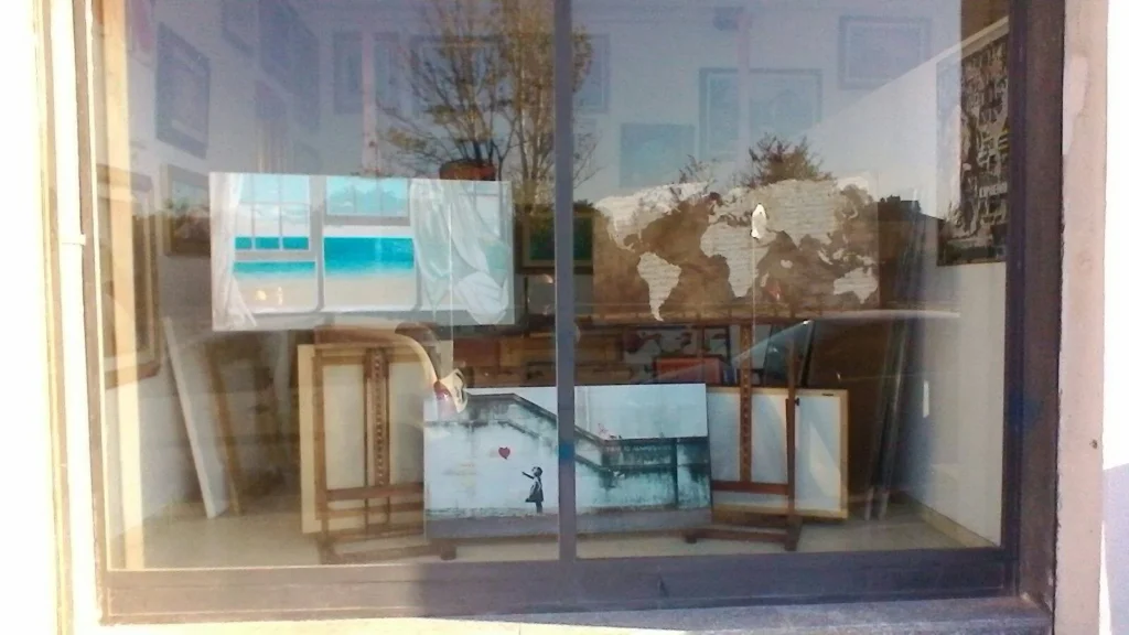 Vetrina dello showroom GF Cornici vicino al Naviglio